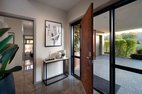 Retreat Lake Daylesford - Free Wifi - Sunshine Coast Guide 1