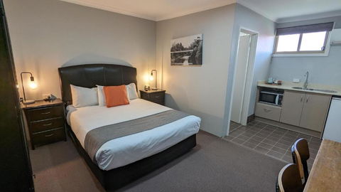 River Motel - Sunshine Coast Guide 2