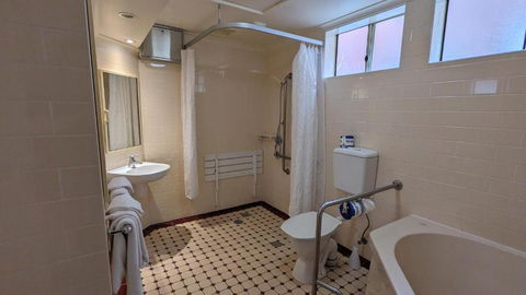 River Motel - Sunshine Coast Guide 1