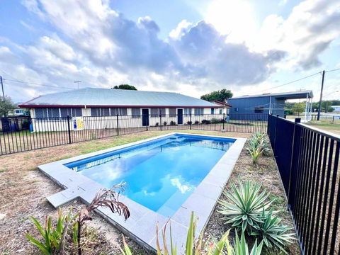 Reef Shack Beach Vibes Stroll To The Beach - Sunshine Coast Guide 1