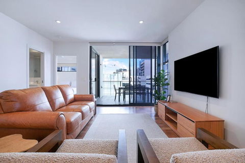 Regatta Hideaway - A Breezy Balcony Residence - Sunshine Coast Guide 0