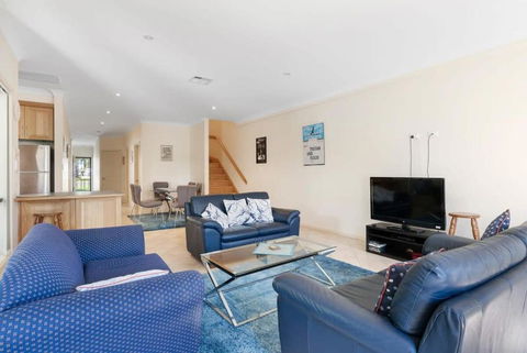 Relax On Charles St - 4A Charles Street Port Elliot - BYO Linen - Sunshine Coast Guide 1