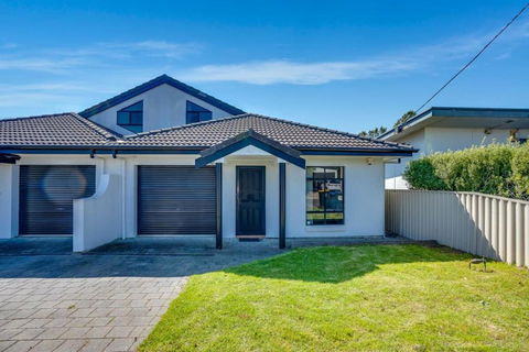 Relax On Charles St - 4A Charles Street Port Elliot - BYO Linen - Sunshine Coast Guide 0