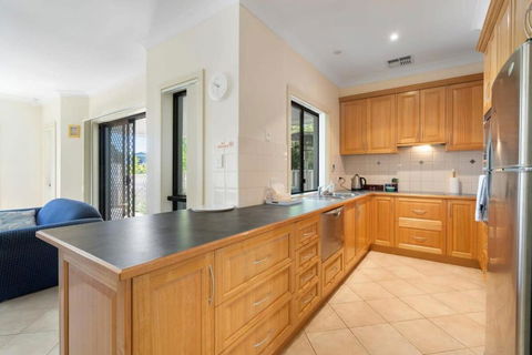 Relax On Charles St - 4A Charles Street Port Elliot - BYO Linen - Sunshine Coast Guide 3