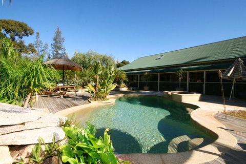 Relaxin - Sunshine Coast Guide 1