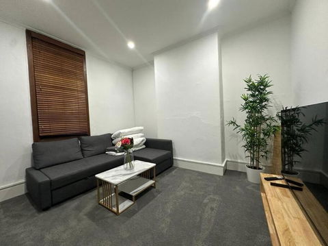 Remarkable 2 Bedroom House At The Centre Of Darlinghurst - Sunshine Coast Guide 0