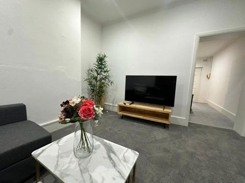 Remarkable 2 Bedroom House At The Centre Of Darlinghurst - Sunshine Coast Guide 1