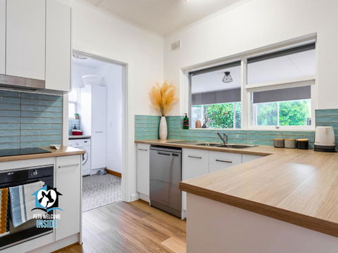 Renovated 3BR One Street To Beach - Sunshine Coast Guide 3