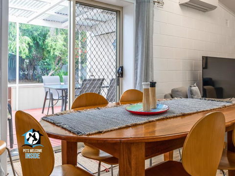 Renovated 3BR One Street To Beach - Sunshine Coast Guide 2