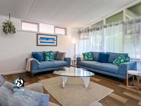 Renovated 3BR One Street To Beach - Sunshine Coast Guide 1