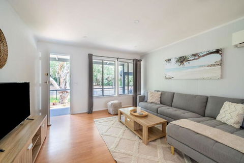 Renovated Beach Home Relax Unwind - Sunshine Coast Guide 3