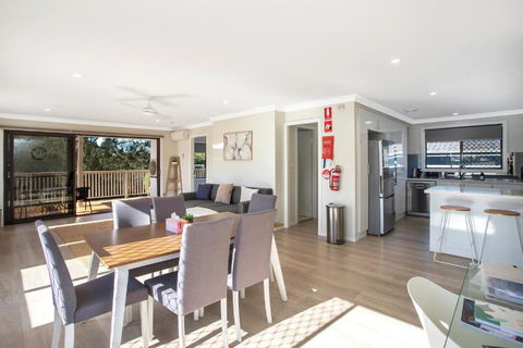 Renovated Coastal Getaway With Water Views - Sunshine Coast Guide 3