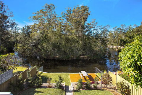 Renovated Coastal Getaway With Water Views - Sunshine Coast Guide 0