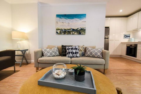 Resort-style Coastal Living With Balcony & Pool - Sunshine Coast Guide 0