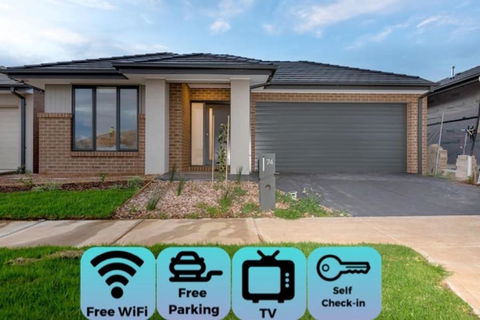 ResortStyle 4BR House With Parking - Sunshine Coast Guide 0