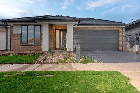 ResortStyle 4BR House With Parking - Sunshine Coast Guide 1
