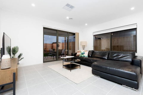 ResortStyle 4BR House With Parking - Sunshine Coast Guide 3