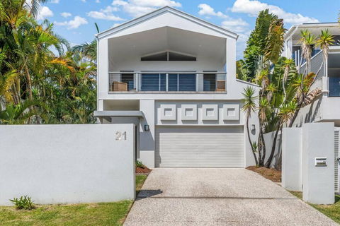 Retreat In The Heart Of Alex - 3BR Sleeps 11, Pool - Sunshine Coast Guide 0