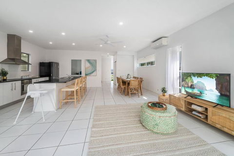 Retreat In The Heart Of Alex - 3BR Sleeps 11, Pool - Sunshine Coast Guide 1