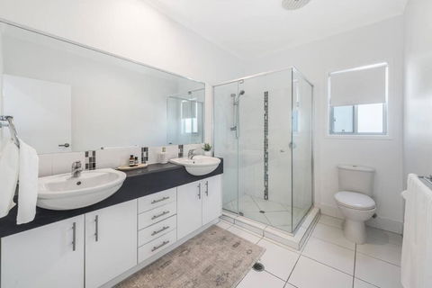 Retreat In The Heart Of Alex - 3BR Sleeps 11, Pool - Sunshine Coast Guide 2