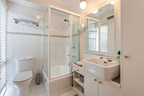 Retreat On George - Sunshine Coast Guide 1