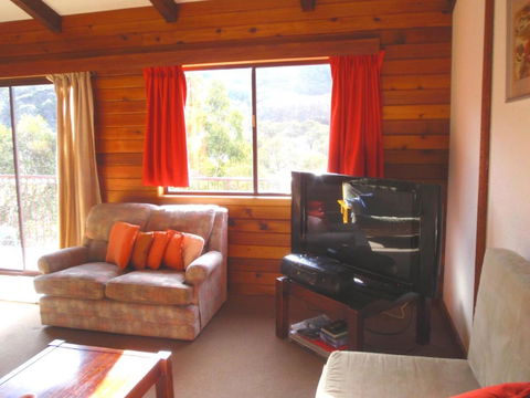 Retro 2 Bedroom Apartment - Sunshine Coast Guide 3