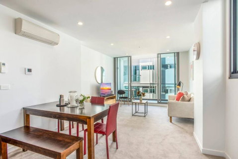 Retro Modern With Pool Near Westfield Doncaster - Sunshine Coast Guide 0
