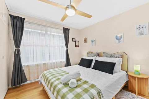 Retro Retreat - Mornington - Sunshine Coast Guide 1