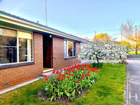 Retro Riverside Redan, Ballarat - Sunshine Coast Guide 0