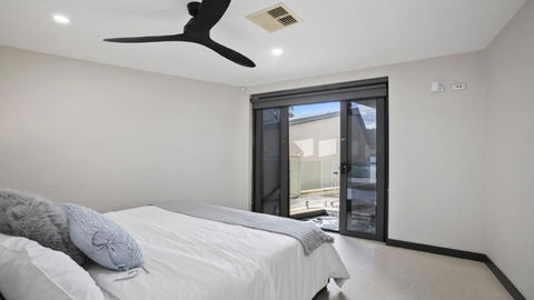 Riptides Booker Bay -Waterfront Apartment, Walk To Shops & Cafes - Sunshine Coast Guide 3