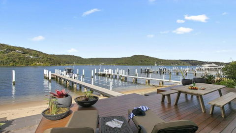 Riptides Booker Bay -Waterfront Apartment, Walk To Shops & Cafes - Sunshine Coast Guide 1