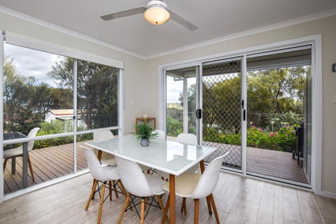 River Retreat - Sunshine Coast Guide 0