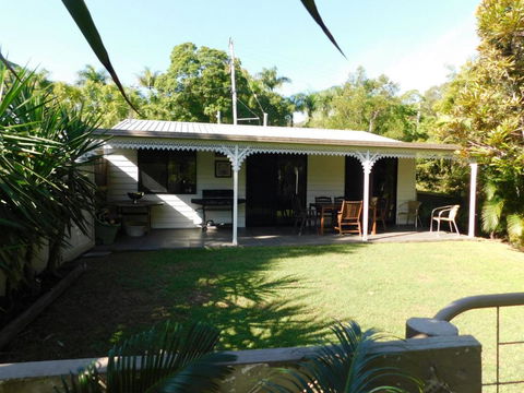 Riverbend Cottage Cabin - Little Heaven - Sunshine Coast Guide 2