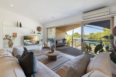 Riverfront Luxury, Poolside, Near Hastings - Sunshine Coast Guide 0