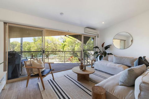 Riverfront Luxury, Poolside, Near Hastings - Sunshine Coast Guide 2