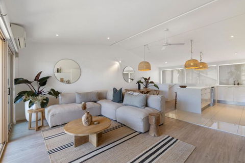 Riverfront Luxury, Poolside, Near Hastings - Sunshine Coast Guide 1