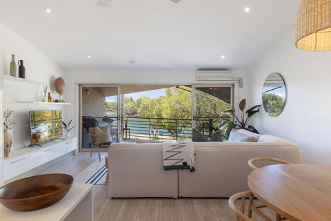 Riverfront Luxury, Poolside, Near Hastings - Sunshine Coast Guide 3