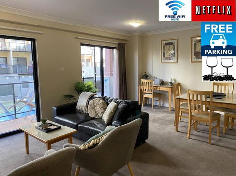 RIVERSIDE CITY VIEW PARKING NETFLIX WIFI WINE FREE - Sunshine Coast Guide 0
