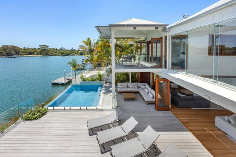 Riverside Elegance On Noosa Parade - Sunshine Coast Guide 0