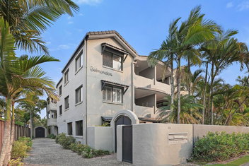 Riverside Location, Noosa Sound with Sunshine Coast Guide