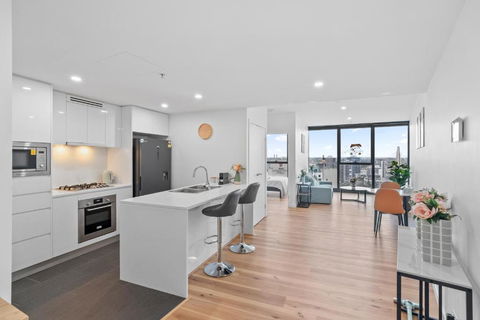 RiverViews 1BR 1BA Skytower Apt With Pool, Gym, Sauna - Sunshine Coast Guide 1