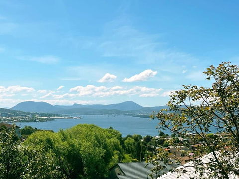 Riveting House With Incredible Water-view At SandyBay - Sunshine Coast Guide 2
