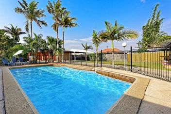Riviera Motel Bundaberg with Sunshine Coast Guide