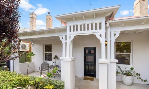 Roseland Cottage - CBD Heritage - Sunshine Coast Guide 0