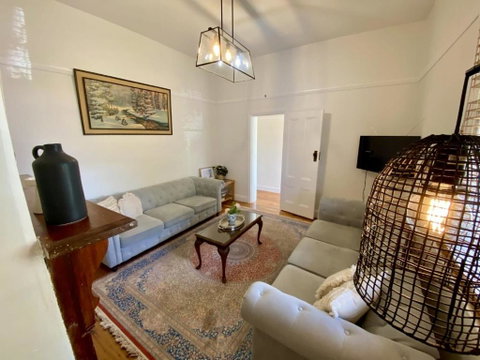 Roseland Cottage - CBD Heritage - Sunshine Coast Guide 2