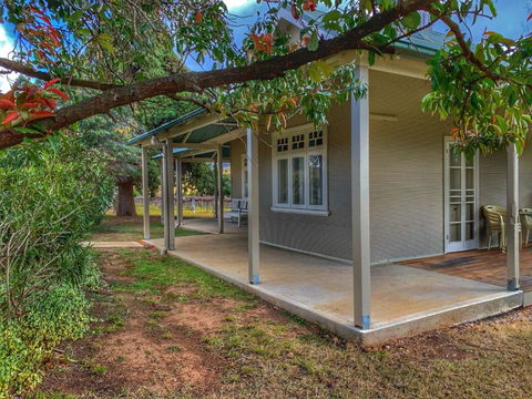Roma Cottage On Roma Orchard - Sunshine Coast Guide 2