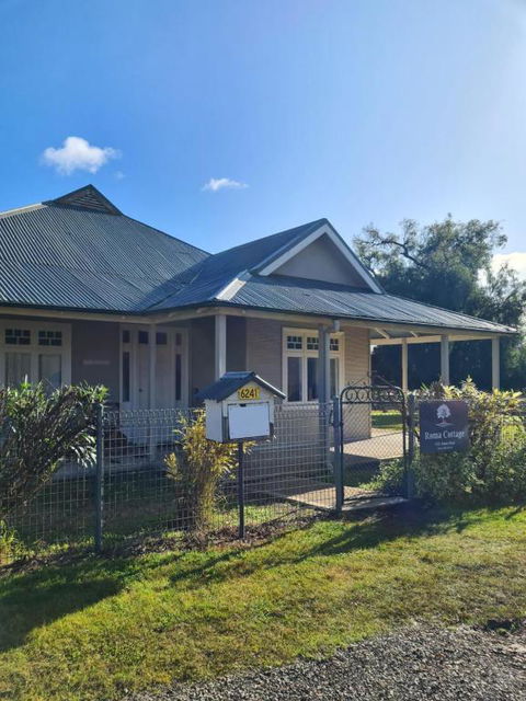 Roma Cottage On Roma Orchard - Sunshine Coast Guide 1