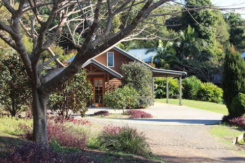 Romantic Lakeview Cottage - Sunshine Coast Guide 0