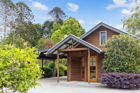 Romantic Lakeview Cottage - Sunshine Coast Guide 1
