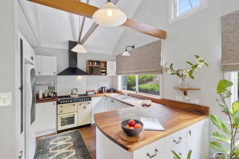 Romantic Lakeview Cottage - Sunshine Coast Guide 2